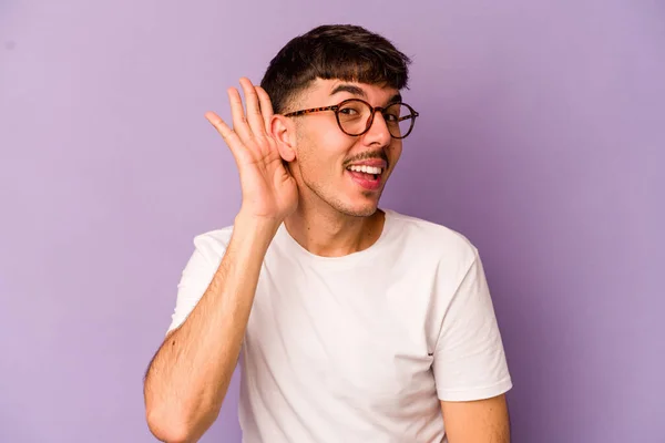 Jovem Caucasiano Isolado Fundo Roxo Tentando Ouvir Uma Fofoca — Fotografia de Stock