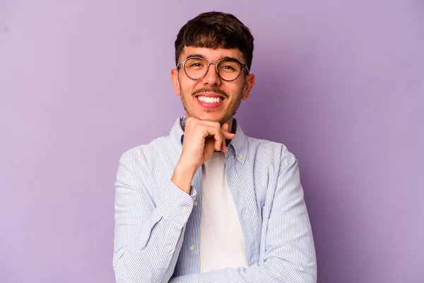 Joven Hombre Caucásico Aislado Sobre Fondo Morado Sonriendo Feliz Confiado —  Fotos de Stock