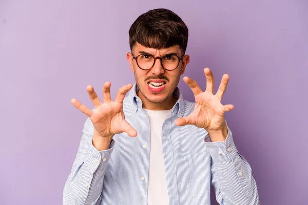Joven Hombre Caucásico Aislado Sobre Fondo Púrpura Mostrando Garras Imitando — Foto de Stock