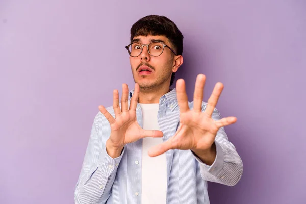 Jovem Caucasiano Isolado Fundo Roxo Sendo Chocado Devido Perigo Iminente — Fotografia de Stock