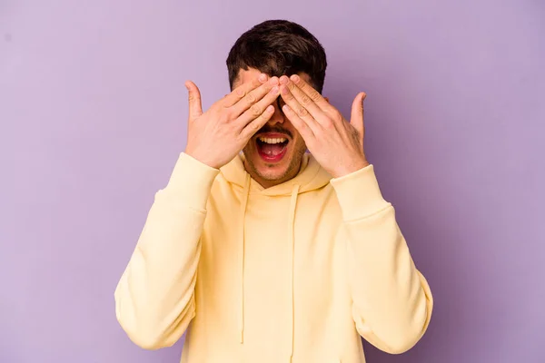 Joven Hombre Caucásico Aislado Sobre Fondo Púrpura Cubre Los Ojos — Foto de Stock