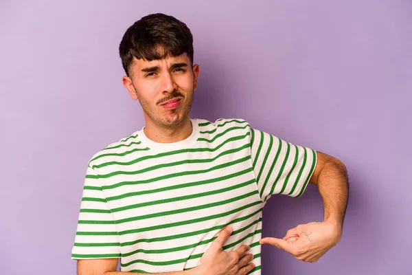 Homem Caucasiano Jovem Isolado Fundo Roxo Com Dor Fígado Dor — Fotografia de Stock