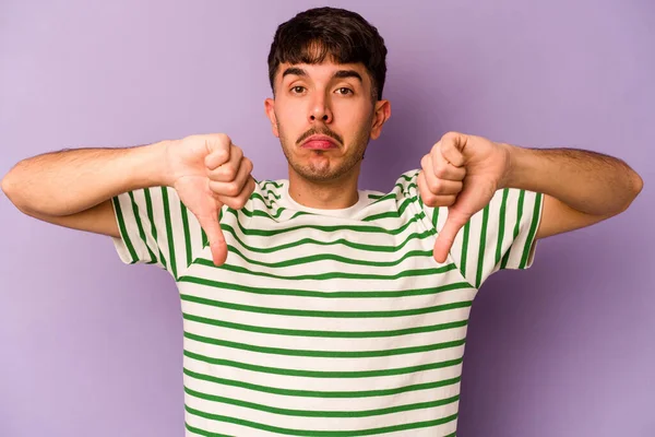 Homem Caucasiano Jovem Isolado Fundo Roxo Mostrando Gesto Antipatia Polegares — Fotografia de Stock