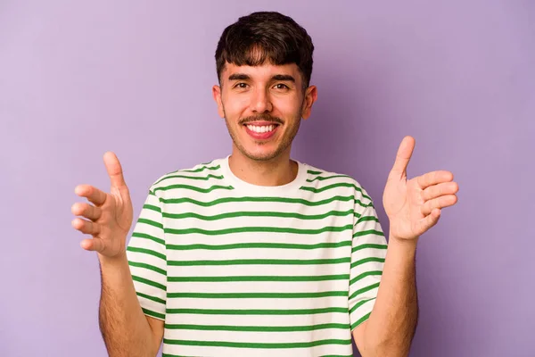 Young Caucasian Man Isolated Purple Background Holding Something Both Hands — Stock Photo, Image