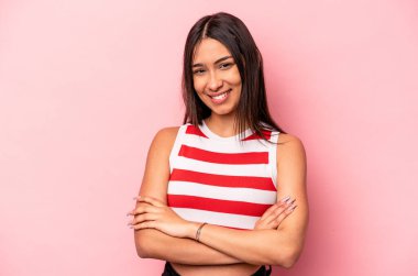 Genç İspanyol kadın pembe arka planda izole edilmiş mutlu, güler yüzlü ve neşeli.