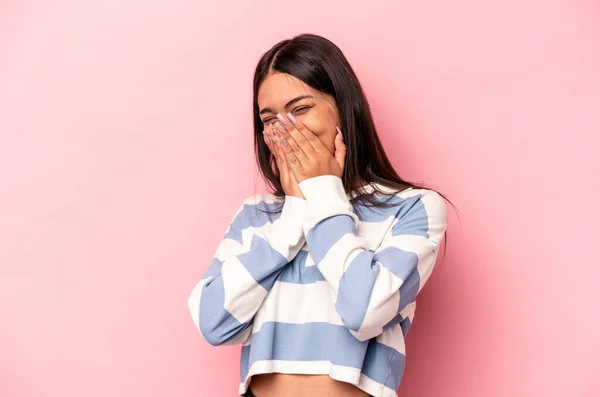 Jovem Hispânica Isolada Fundo Rosa Rindo Algo Cobrindo Boca Com — Fotografia de Stock