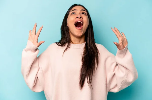 Mujer Hispana Joven Aislada Sobre Fondo Azul Gritando Cielo Mirando — Foto de Stock