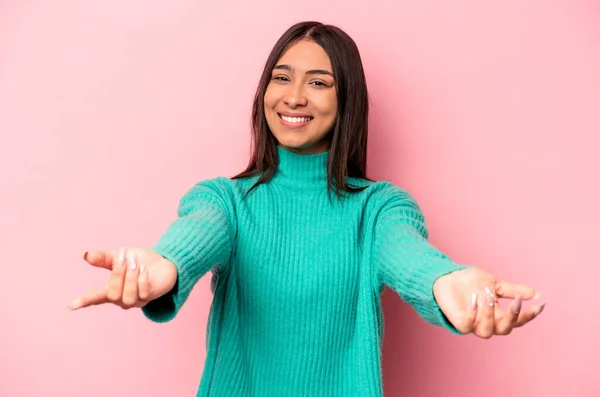 Ung Latinamerikansk Kvinna Isolerad Rosa Bakgrund Visar Ett Välkommet Uttryck — Stockfoto