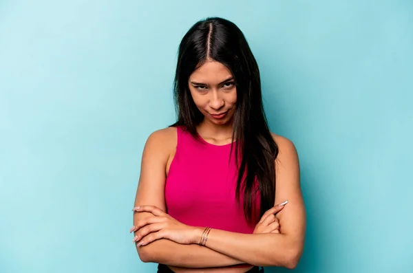 Jonge Hispanic Vrouw Geïsoleerd Blauwe Achtergrond Ongelukkig Kijken Camera Met — Stockfoto