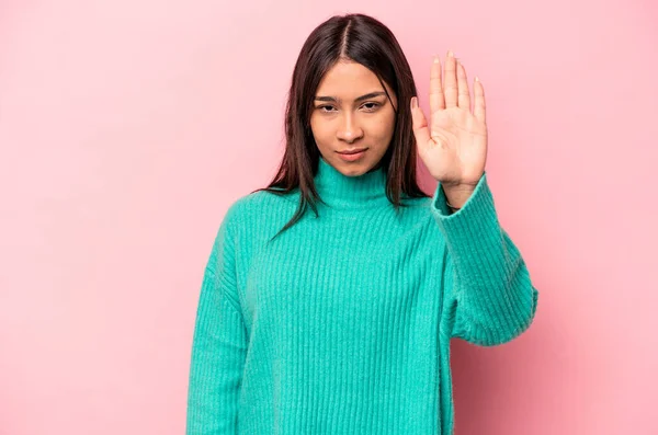 Jonge Spaanse Vrouw Geïsoleerd Roze Achtergrond Staan Met Uitgestrekte Hand — Stockfoto