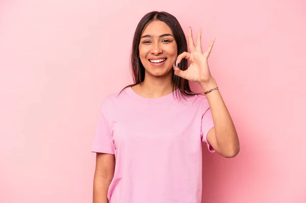 Jovem Hispânica Mulher Isolada Fundo Rosa Alegre Confiante Mostrando Gesto — Fotografia de Stock