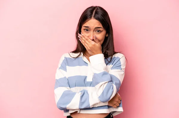 Mujer Hispana Joven Aislada Sobre Fondo Rosa Asustada Asustada — Foto de Stock