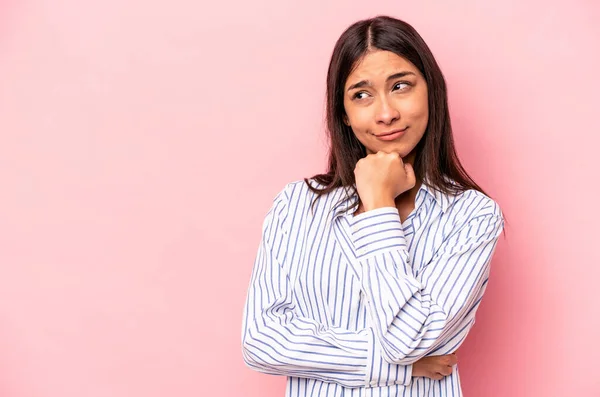 Junge Hispanische Frau Auf Rosa Hintergrund Isoliert Und Mit Zweifelndem — Stockfoto