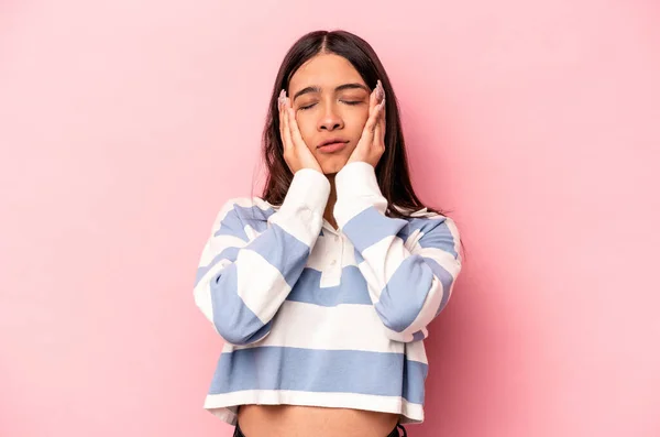 Jovem Hispânica Isolada Fundo Rosa Choramingando Chorando Desconsoladamente — Fotografia de Stock