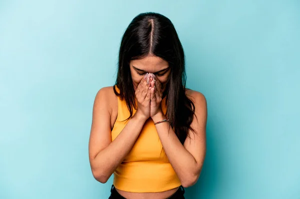 Mladá Hispánská Žena Izolovaná Modrém Pozadí Modlící Projevující Oddanost Věřící — Stock fotografie