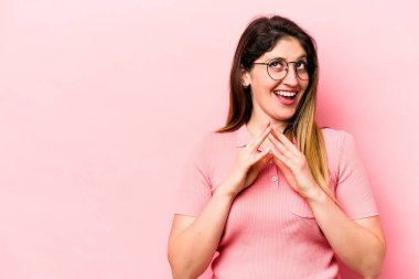 Kafkasyalı genç bir kadın pembe arka planda izole edilmiş bir plan yapıyor, bir fikir kuruyor..