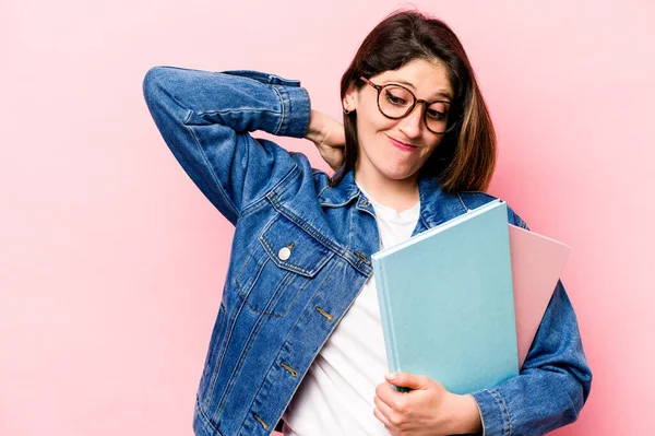 Joven Estudiante Caucásica Aislada Sobre Fondo Rosa Tocando Parte Posterior — Foto de Stock