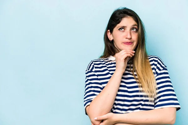 Mulher Caucasiana Jovem Isolado Fundo Azul Olhando Para Lados Com — Fotografia de Stock