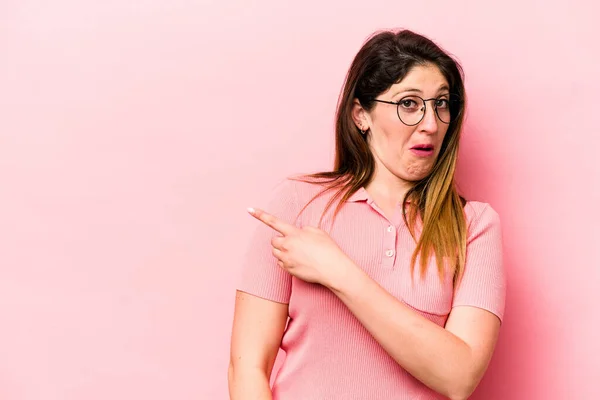 Mujer Caucásica Joven Aislada Sobre Fondo Rosa Sonriendo Señalando Lado —  Fotos de Stock