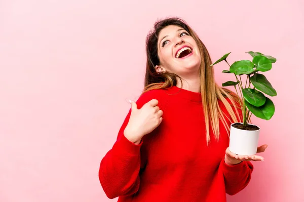 Mulher Caucasiana Jovem Segurando Uma Planta Isolada Pontos Fundo Rosa — Fotografia de Stock