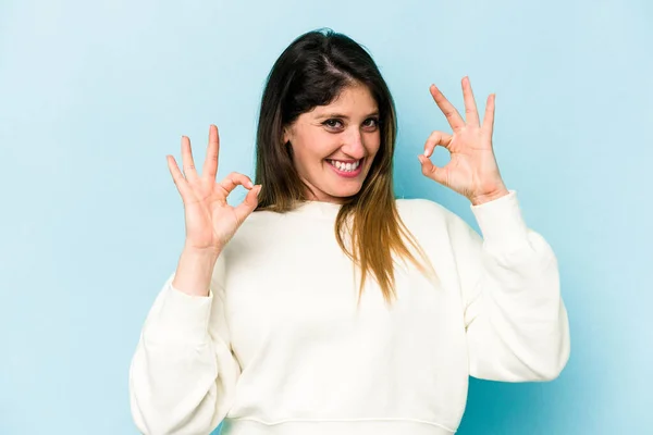 Jovem Mulher Caucasiana Isolado Fundo Azul Alegre Confiante Mostrando Gesto — Fotografia de Stock