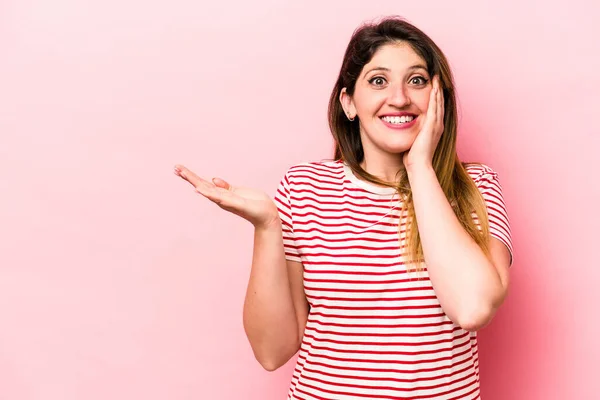 Jonge Blanke Vrouw Geïsoleerd Roze Achtergrond Houdt Kopieerruimte Een Handpalm — Stockfoto