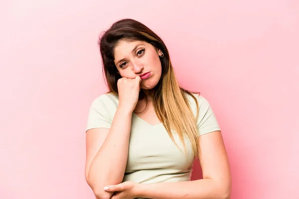 Mulher Branca Jovem Isolado Fundo Rosa Cansado Uma Tarefa Repetitiva — Fotografia de Stock