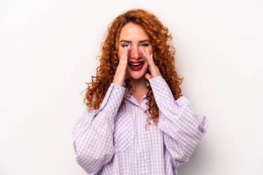 Beyaz arka planda soyutlanmış genç, beyaz tenli bir kadın dedikodu yapıyor, bir şeyleri haber veriyor..