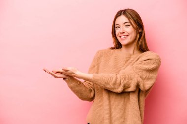 Pembe arka planda izole edilmiş beyaz bir kadın. Elinde bir fotokopi odası var..