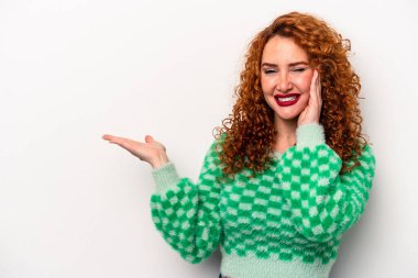 Beyaz arka planda izole edilmiş genç, beyaz tenli kadın bir avuç içinde fotokopi alanı tutuyor, el üstünde tutuyor. Şaşırmış ve mutlu..