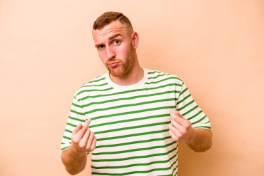 Beyazlı genç bir adam bej arka planda izole edilmiş..