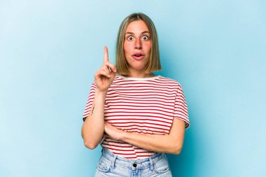 Kafkasyalı genç bir kadın mavi arka planda izole edilmiş. Harika bir fikri var, yaratıcılık kavramı..