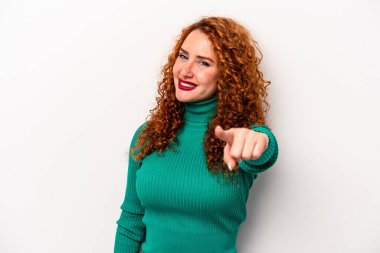 Beyaz arka planda izole edilmiş beyaz tenli genç, beyaz bir kadın. Neşeli gülümsemeler ön tarafı işaret ediyor..