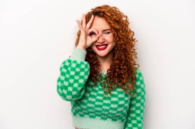 Beyaz arka planda izole edilmiş beyaz tenli genç bir kadın heyecanlı..