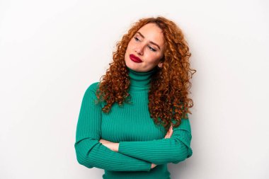 Beyaz arka planda izole edilmiş genç kızıl saçlı kadın hedeflerine ve amaçlarına ulaşmayı hayal ediyor.