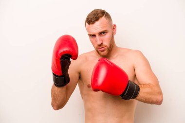 Beyaz arka planda boks yapan genç beyaz bir adam.