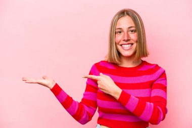 Pembe arka planda izole edilmiş beyaz bir kadın. Elinde bir fotokopi odası olduğu için heyecanlı..