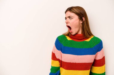 Beyaz arka planda izole edilmiş genç beyaz kadın çok kızgın, öfkeli, hayal kırıklığına uğramış.