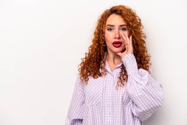 Beyaz arka planda izole edilmiş genç, beyaz tenli kadın gizli bir sıcak fren haberi veriyor ve yana bakıyor.