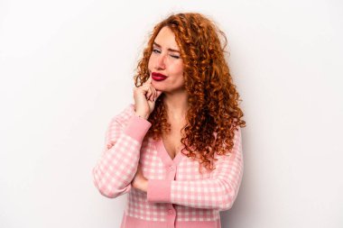 Beyaz arka planda izole edilmiş genç, beyaz tenli bir kadın bir strateji planlıyor, bir işin nasıl olacağını düşünüyor..