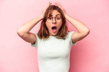 Pembe arka planda izole edilmiş genç beyaz kadın şok geçiriyordu. Önemli bir toplantıyı hatırladı..