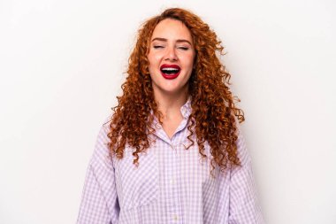 Beyaz arka planda izole edilmiş genç, beyaz, beyaz tenli, gevşemiş ve mutlu bir gülüş, boynunda dişleri olan bir kadın..