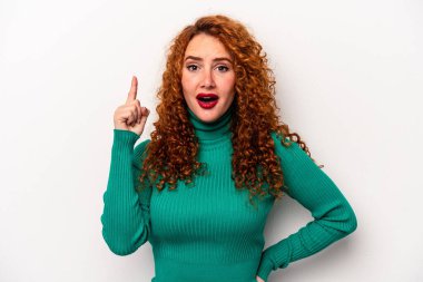 Beyaz arka planda soyutlanmış beyaz tenli genç bir kadın bir fikri, ilham verici bir konsepti var..