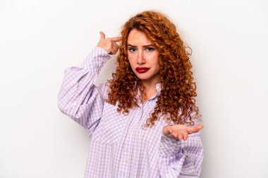 Beyaz arka planda izole edilmiş beyaz tenli genç bir kadın elinde bir ürün tutuyor..