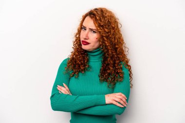 Beyaz arka planda izole edilmiş genç beyaz kadın şüpheli, belirsiz, seni muayene ediyor..