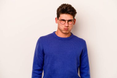 Beyaz arka planda izole olmuş beyaz tenli genç adamın yanakları şişer, yorgun bir ifadesi vardır. Yüz ifadesi kavramı.