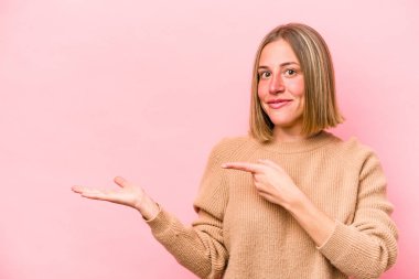 Pembe arka planda izole edilmiş beyaz bir kadın. Elinde bir fotokopi odası olduğu için heyecanlı..