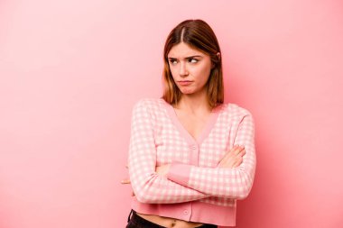 Pembe arka planda izole edilmiş genç beyaz kadın tekrarlanan bir görevden bıktı..