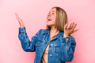 Pembe arka planda izole edilmiş beyaz bir kadın neşeli bir şekilde gülüyor. Mutluluk kavramı.