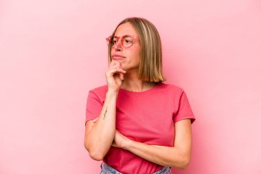 Pembe arka planda izole edilmiş genç beyaz kadın virüs veya enfeksiyon yüzünden boğazında ağrı hissediyor..